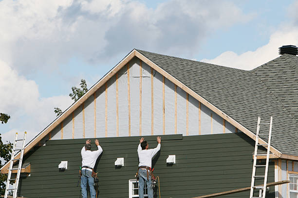 Professional Vinyl Siding technician working in Warren, OH